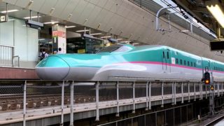 東京駅のホームに新幹線はやぶさ