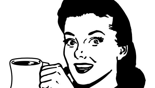 コーヒーカップを持った笑顔の女性