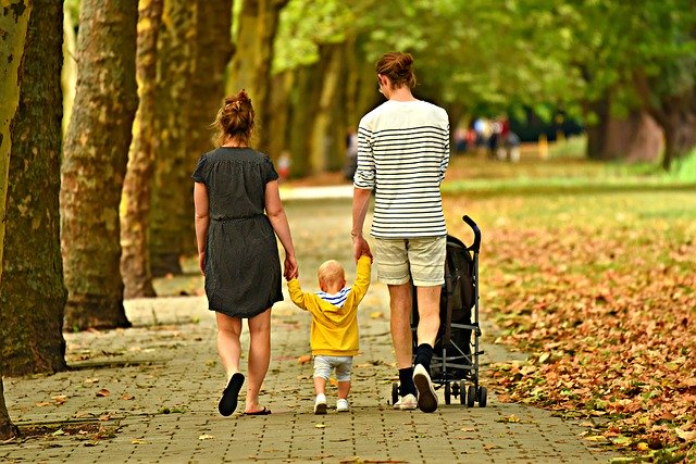 公園を散歩している家族